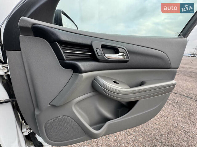 Белый Шевроле Малибу, объемом двигателя 2.5 л и пробегом 100 тыс. км за 10000 $, фото 42 на Automoto.ua