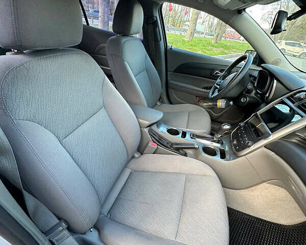 Шевроле Малибу 2014 в Ставище на Automoto.ua Белый Шевроле Малибу, объемом двигателя 2.46 л и пробегом 166 тыс. км за 7700 $, фото 7 на Automoto.ua