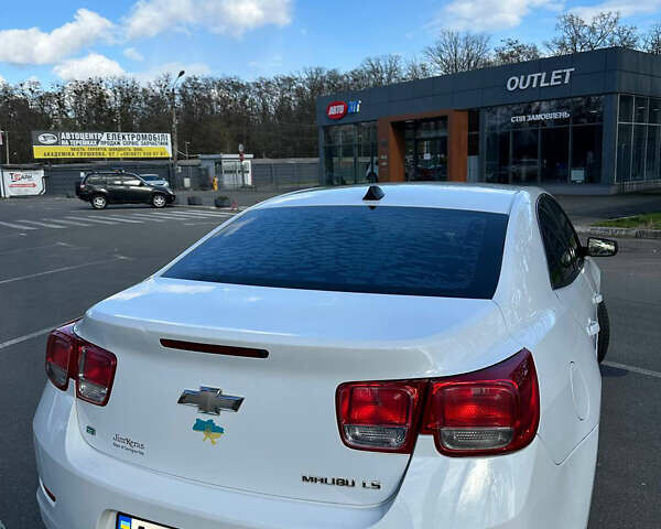 Шевроле Малибу 2014 в Ставище на Automoto.ua Белый Шевроле Малибу, объемом двигателя 2.46 л и пробегом 166 тыс. км за 7700 $, фото 5 на Automoto.ua