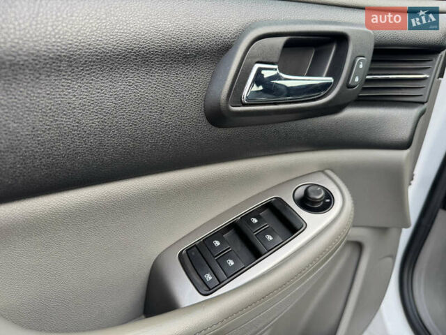 Белый Шевроле Малибу, объемом двигателя 2.5 л и пробегом 100 тыс. км за 10000 $, фото 31 на Automoto.ua