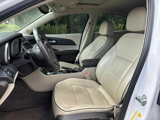 Белый Шевроле Малибу, объемом двигателя 2.5 л и пробегом 75 тыс. км за 7000 $, фото 6 на Automoto.ua