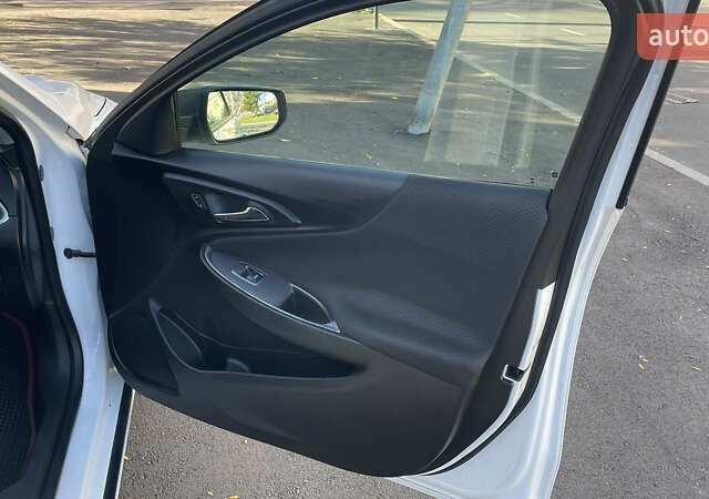 Белый Шевроле Малибу, объемом двигателя 1.5 л и пробегом 188 тыс. км за 10000 $, фото 10 на Automoto.ua