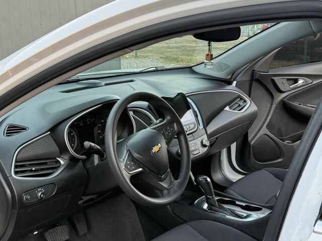 Белый Шевроле Малибу, объемом двигателя 1.5 л и пробегом 577 тыс. км за 14000 $, фото 2 на Automoto.ua