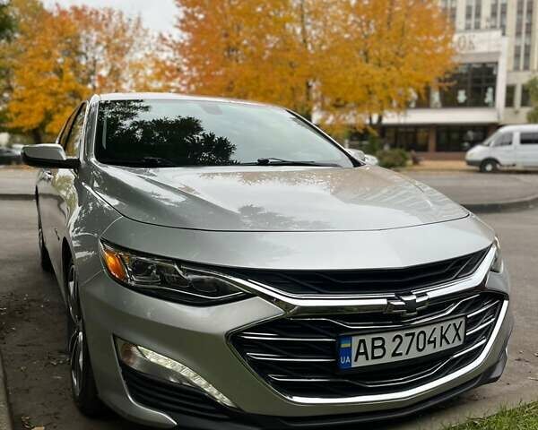 Серый Шевроле Малибу, объемом двигателя 2 л и пробегом 197 тыс. км за 17000 $, фото 1 на Automoto.ua