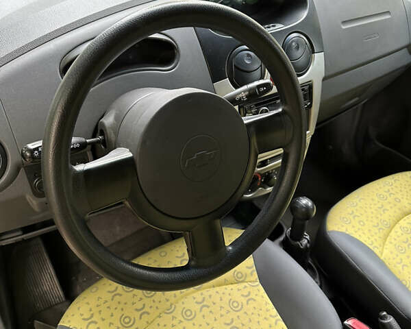Желтый Шевроле Матиз, объемом двигателя 1 л и пробегом 106 тыс. км за 3400 $, фото 4 на Automoto.ua