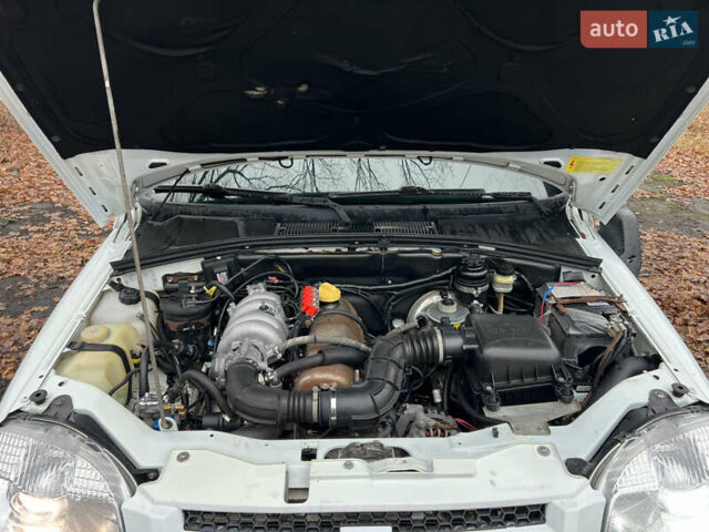 Белый Шевроле Нива, объемом двигателя 1.69 л и пробегом 157 тыс. км за 6150 $, фото 13 на Automoto.ua