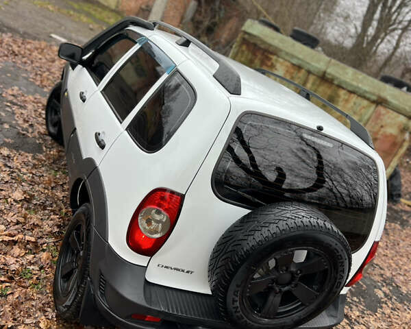 Белый Шевроле Нива, объемом двигателя 1.69 л и пробегом 157 тыс. км за 6150 $, фото 12 на Automoto.ua