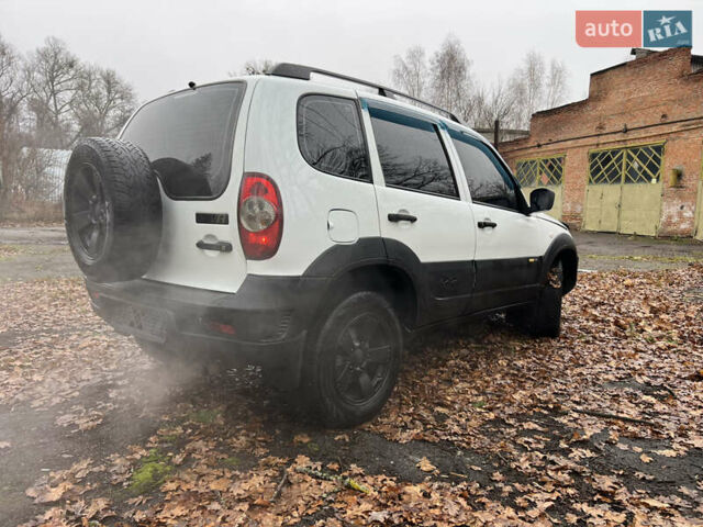 Белый Шевроле Нива, объемом двигателя 1.69 л и пробегом 157 тыс. км за 5999 $, фото 4 на Automoto.ua