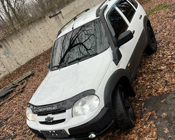 Белый Шевроле Нива, объемом двигателя 1.69 л и пробегом 157 тыс. км за 5999 $, фото 8 на Automoto.ua