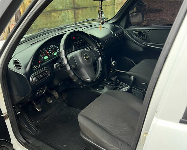 Белый Шевроле Нива, объемом двигателя 1.69 л и пробегом 157 тыс. км за 5999 $, фото 23 на Automoto.ua