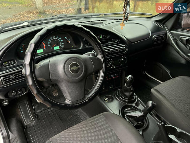Белый Шевроле Нива, объемом двигателя 1.69 л и пробегом 157 тыс. км за 5999 $, фото 13 на Automoto.ua