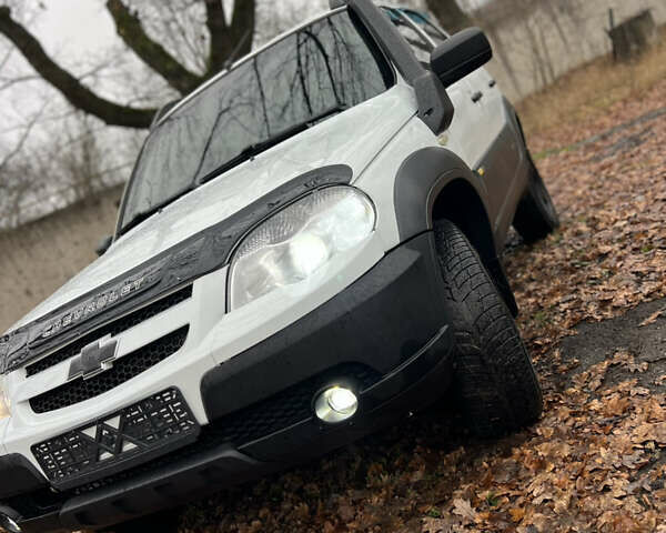 Белый Шевроле Нива, объемом двигателя 1.69 л и пробегом 157 тыс. км за 5999 $, фото 11 на Automoto.ua