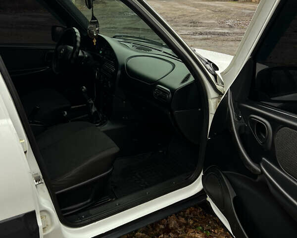 Белый Шевроле Нива, объемом двигателя 1.69 л и пробегом 157 тыс. км за 5999 $, фото 21 на Automoto.ua