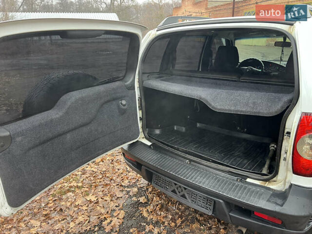 Белый Шевроле Нива, объемом двигателя 1.69 л и пробегом 157 тыс. км за 5999 $, фото 20 на Automoto.ua
