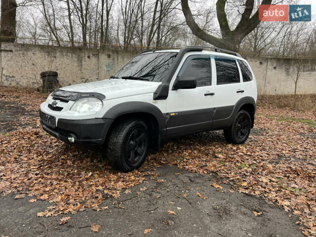 Белый Шевроле Нива, объемом двигателя 1.69 л и пробегом 157 тыс. км за 5999 $, фото 7 на Automoto.ua