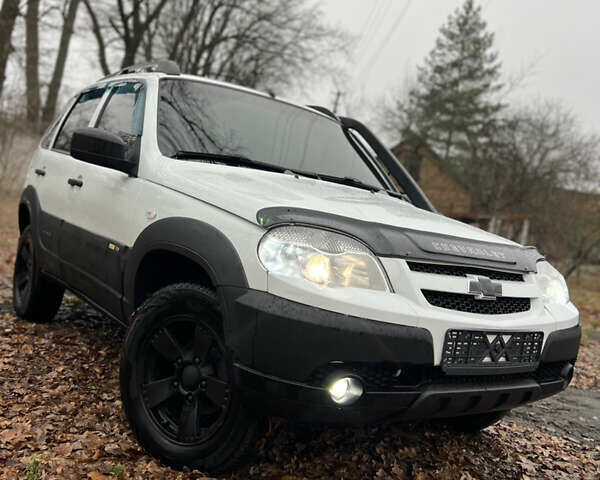 Белый Шевроле Нива, объемом двигателя 1.69 л и пробегом 157 тыс. км за 6150 $, фото 15 на Automoto.ua