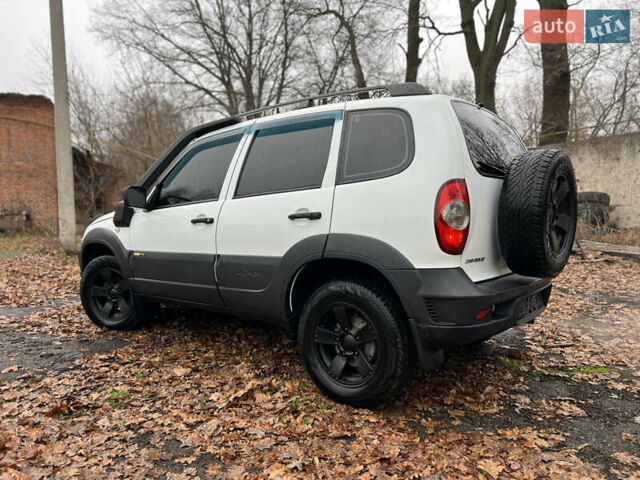 Белый Шевроле Нива, объемом двигателя 1.69 л и пробегом 157 тыс. км за 6150 $, фото 5 на Automoto.ua