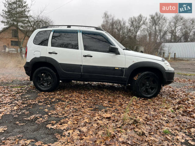 Белый Шевроле Нива, объемом двигателя 1.69 л и пробегом 157 тыс. км за 6150 $, фото 3 на Automoto.ua