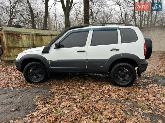 Белый Шевроле Нива, объемом двигателя 1.69 л и пробегом 157 тыс. км за 5999 $, фото 6 на Automoto.ua