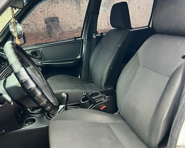 Белый Шевроле Нива, объемом двигателя 1.69 л и пробегом 157 тыс. км за 5999 $, фото 18 на Automoto.ua