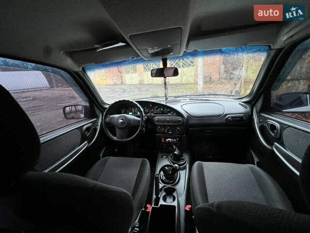 Белый Шевроле Нива, объемом двигателя 1.69 л и пробегом 157 тыс. км за 5999 $, фото 22 на Automoto.ua