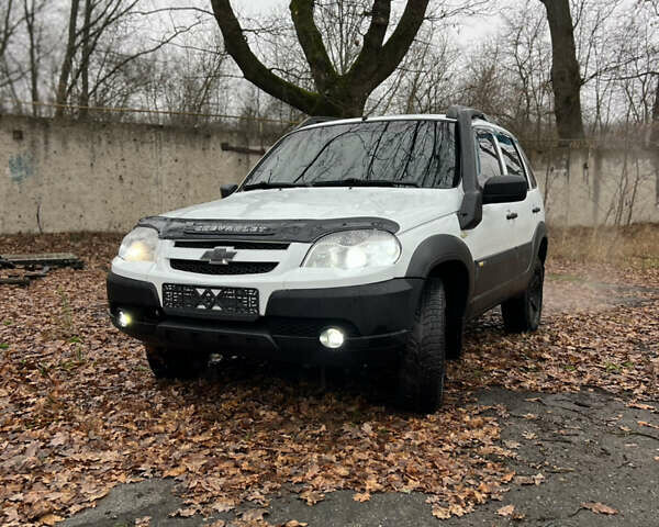 Белый Шевроле Нива, объемом двигателя 1.69 л и пробегом 157 тыс. км за 5999 $, фото 1 на Automoto.ua