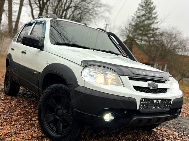 Белый Шевроле Нива, объемом двигателя 1.7 л и пробегом 157 тыс. км за 5999 $, фото 10 на Automoto.ua