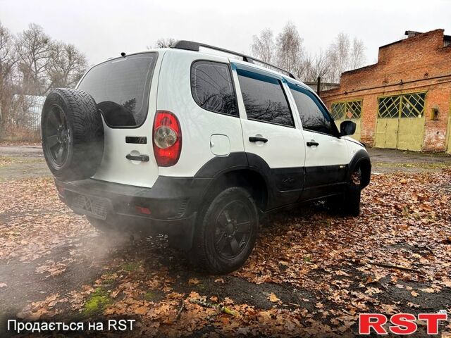 Белый Шевроле Нива, объемом двигателя 1.7 л и пробегом 157 тыс. км за 5999 $, фото 3 на Automoto.ua