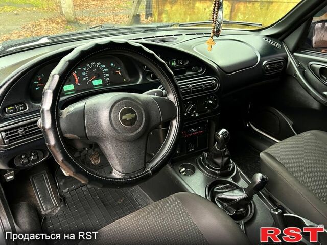 Белый Шевроле Нива, объемом двигателя 1.7 л и пробегом 157 тыс. км за 5999 $, фото 6 на Automoto.ua