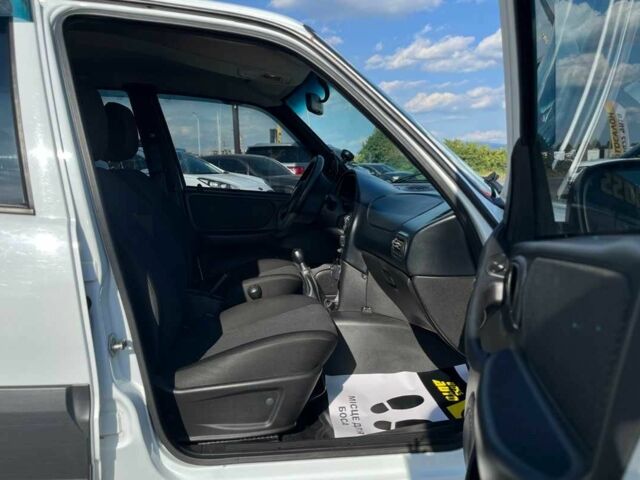 Белый Шевроле Нива, объемом двигателя 1.7 л и пробегом 98 тыс. км за 7500 $, фото 8 на Automoto.ua