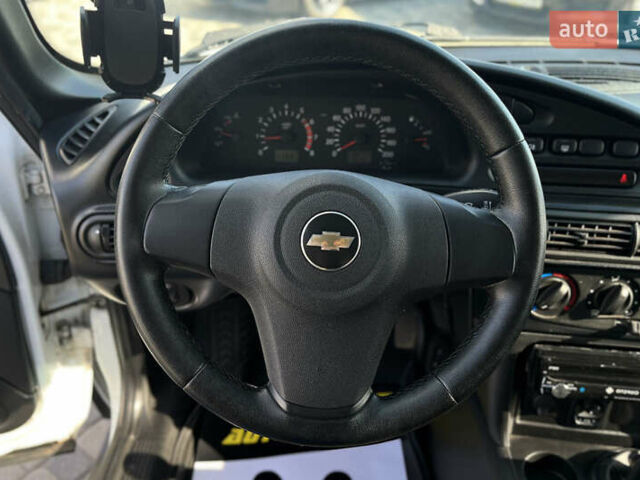 Белый Шевроле Нива, объемом двигателя 1.69 л и пробегом 98 тыс. км за 7500 $, фото 19 на Automoto.ua