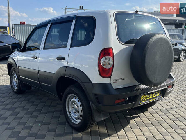 Белый Шевроле Нива, объемом двигателя 1.69 л и пробегом 98 тыс. км за 7500 $, фото 4 на Automoto.ua