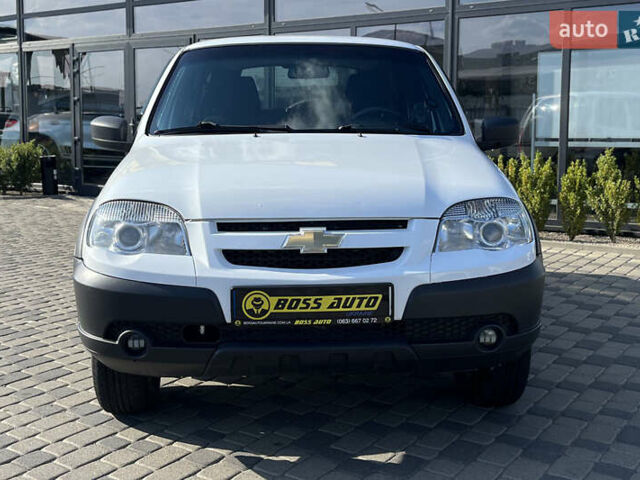 Белый Шевроле Нива, объемом двигателя 1.69 л и пробегом 98 тыс. км за 7500 $, фото 1 на Automoto.ua