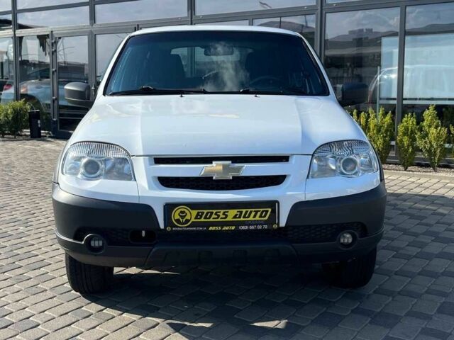 Белый Шевроле Нива, объемом двигателя 1.7 л и пробегом 98 тыс. км за 7500 $, фото 1 на Automoto.ua