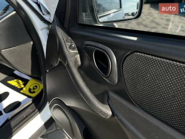 Белый Шевроле Нива, объемом двигателя 1.69 л и пробегом 98 тыс. км за 7500 $, фото 9 на Automoto.ua