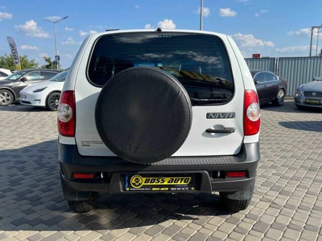 Белый Шевроле Нива, объемом двигателя 1.7 л и пробегом 98 тыс. км за 7500 $, фото 5 на Automoto.ua