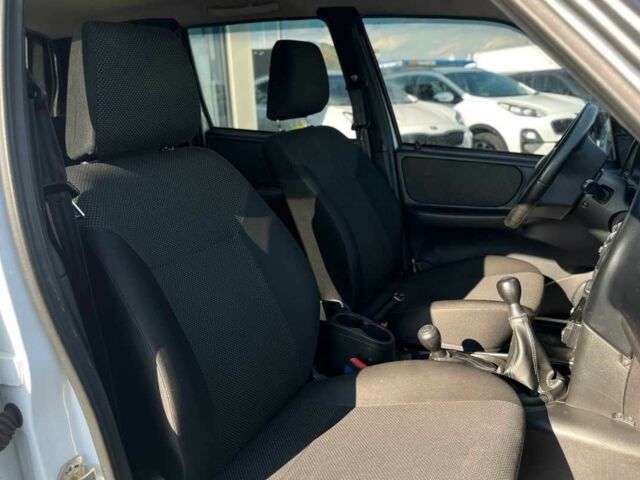 Белый Шевроле Нива, объемом двигателя 1.7 л и пробегом 98 тыс. км за 7500 $, фото 10 на Automoto.ua