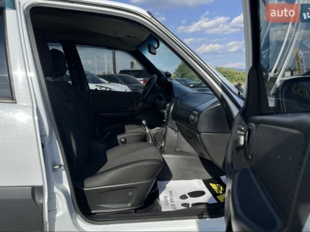 Белый Шевроле Нива, объемом двигателя 1.7 л и пробегом 98 тыс. км за 7200 $, фото 3 на Automoto.ua