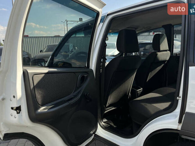 Белый Шевроле Нива, объемом двигателя 1.69 л и пробегом 98 тыс. км за 7500 $, фото 14 на Automoto.ua