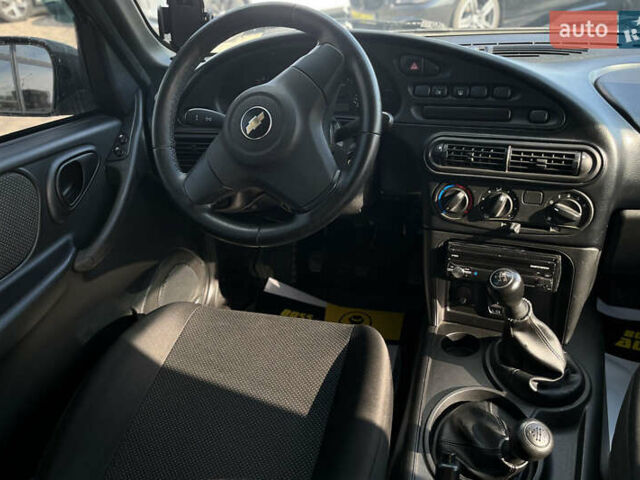 Белый Шевроле Нива, объемом двигателя 1.69 л и пробегом 98 тыс. км за 7500 $, фото 13 на Automoto.ua