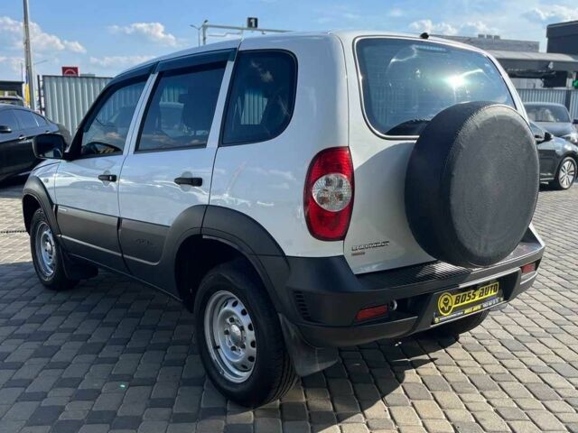 Белый Шевроле Нива, объемом двигателя 1.7 л и пробегом 98 тыс. км за 7500 $, фото 4 на Automoto.ua