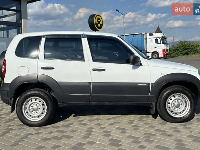 Белый Шевроле Нива, объемом двигателя 1.69 л и пробегом 98 тыс. км за 7500 $, фото 7 на Automoto.ua