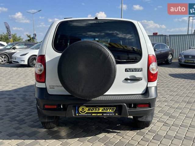Белый Шевроле Нива, объемом двигателя 1.69 л и пробегом 98 тыс. км за 7500 $, фото 5 на Automoto.ua