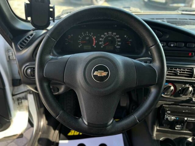 Белый Шевроле Нива, объемом двигателя 1.7 л и пробегом 98 тыс. км за 7500 $, фото 19 на Automoto.ua