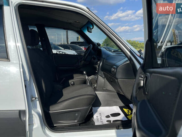 Белый Шевроле Нива, объемом двигателя 1.69 л и пробегом 98 тыс. км за 7500 $, фото 8 на Automoto.ua