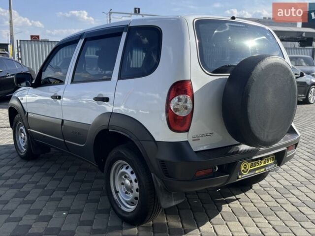 Белый Шевроле Нива, объемом двигателя 1.7 л и пробегом 98 тыс. км за 7200 $, фото 1 на Automoto.ua