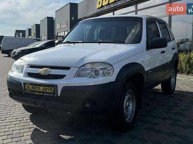 Белый Шевроле Нива, объемом двигателя 1.69 л и пробегом 98 тыс. км за 7500 $, фото 2 на Automoto.ua