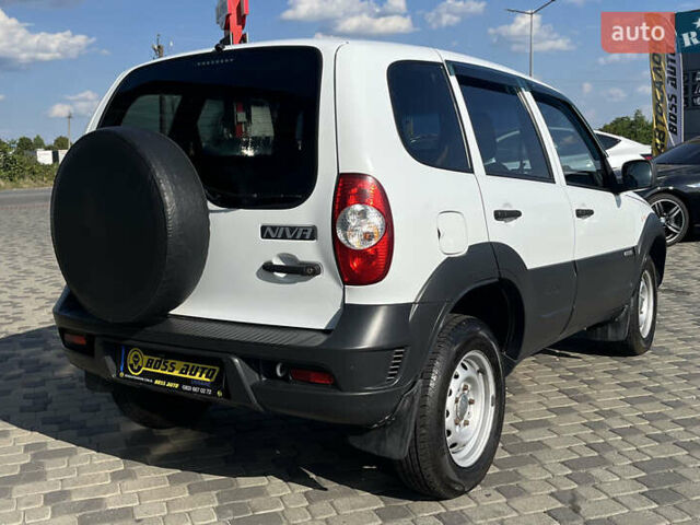 Белый Шевроле Нива, объемом двигателя 1.69 л и пробегом 98 тыс. км за 7500 $, фото 6 на Automoto.ua
