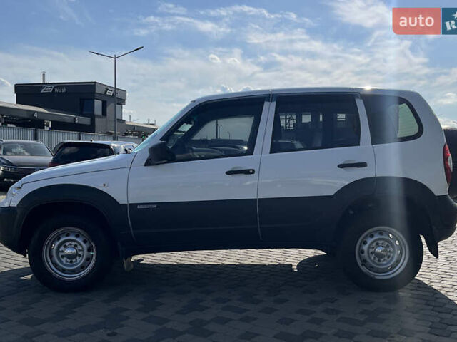 Белый Шевроле Нива, объемом двигателя 1.69 л и пробегом 98 тыс. км за 7500 $, фото 3 на Automoto.ua