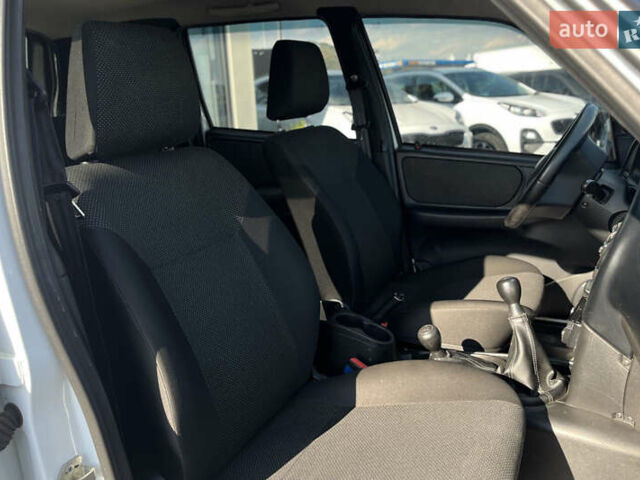 Белый Шевроле Нива, объемом двигателя 1.69 л и пробегом 98 тыс. км за 7500 $, фото 10 на Automoto.ua